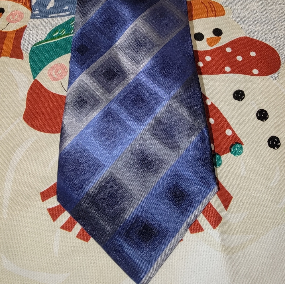 Mens Van Heusen Neck Tie Blues EUC preppy